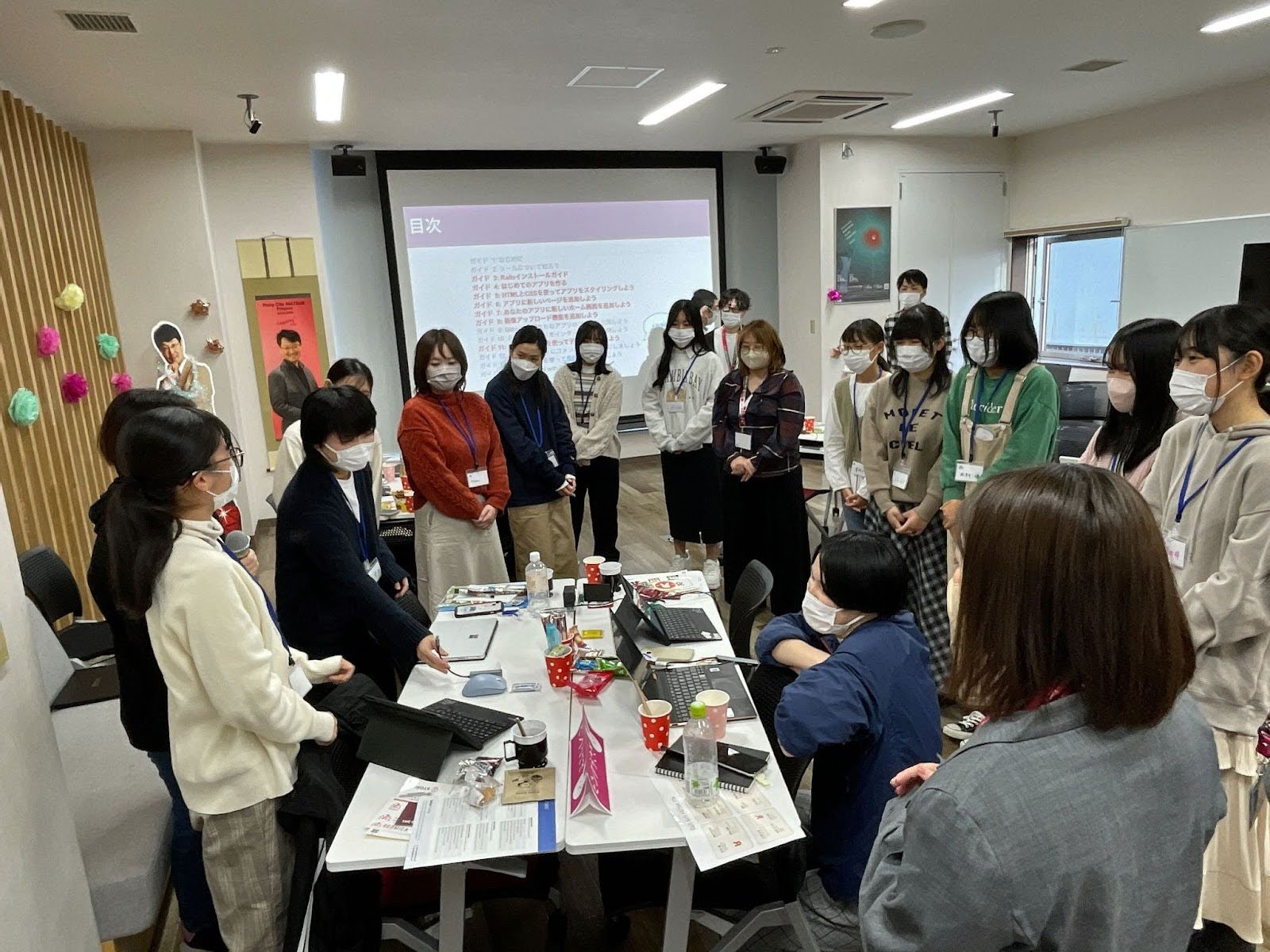 作ったものを共有する様子